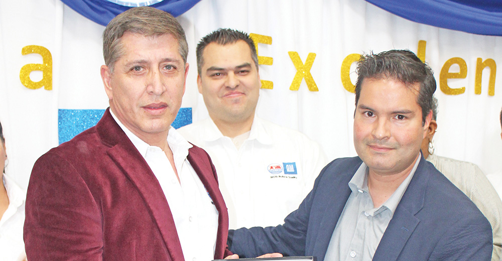 Jaime Blancarte, gerente de planta, recibe el Premio a la Excelencia por parte de representante de GM