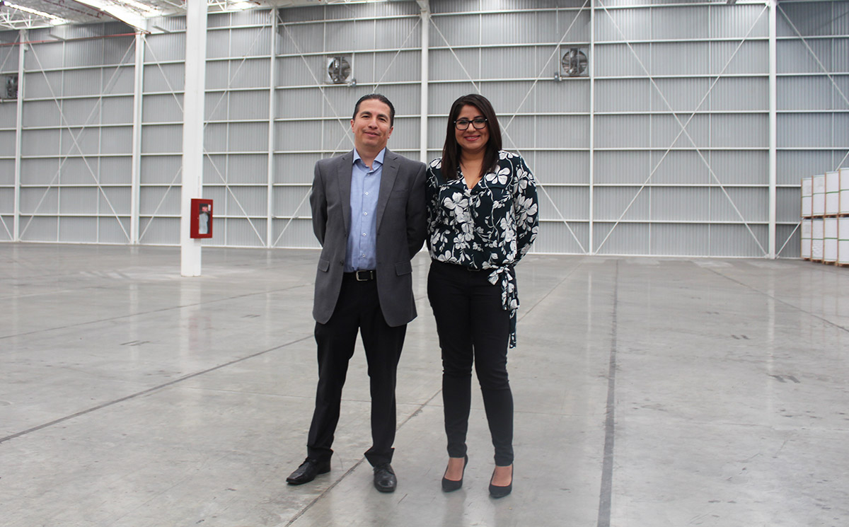 Joel Armas, gerente comercial; e Indira Solorio, gerente de customer care en Advance