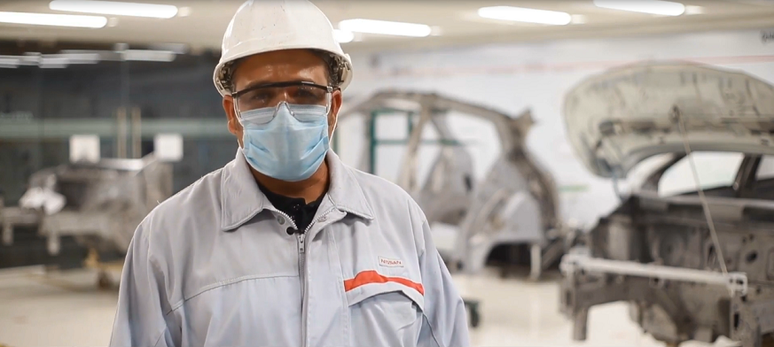 Dos generaciones de trabajadores fabrican el Sentra de Nissan México