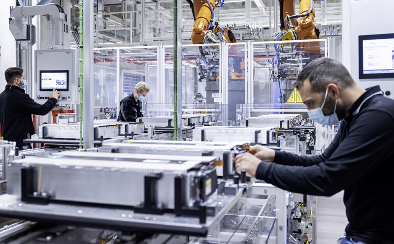 Mercedes-Benz inicia producción de sistemas de baterías para el nuevo EQS y amplía la experiencia en vehículos eléctricos