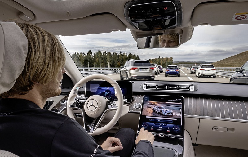 Mercedes-Benz logra primer sistema autorizado de conducción semiautónoma