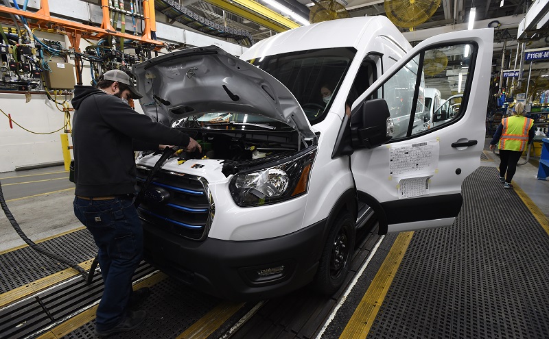 Ford inicia entrega de la camioneta totalmente eléctrica E-Transit en Norteamérica