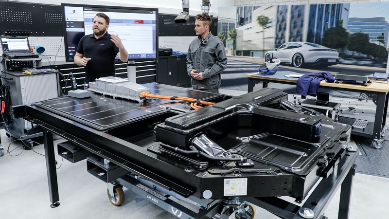 Porsche repara baterías de alto voltaje en sus centros de servicio