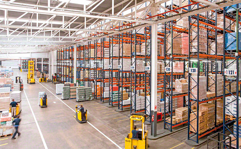 La cadena logística permite que los productos se trasladen de la forma más eficiente posible desde las líneas de fabricación hasta su destino final