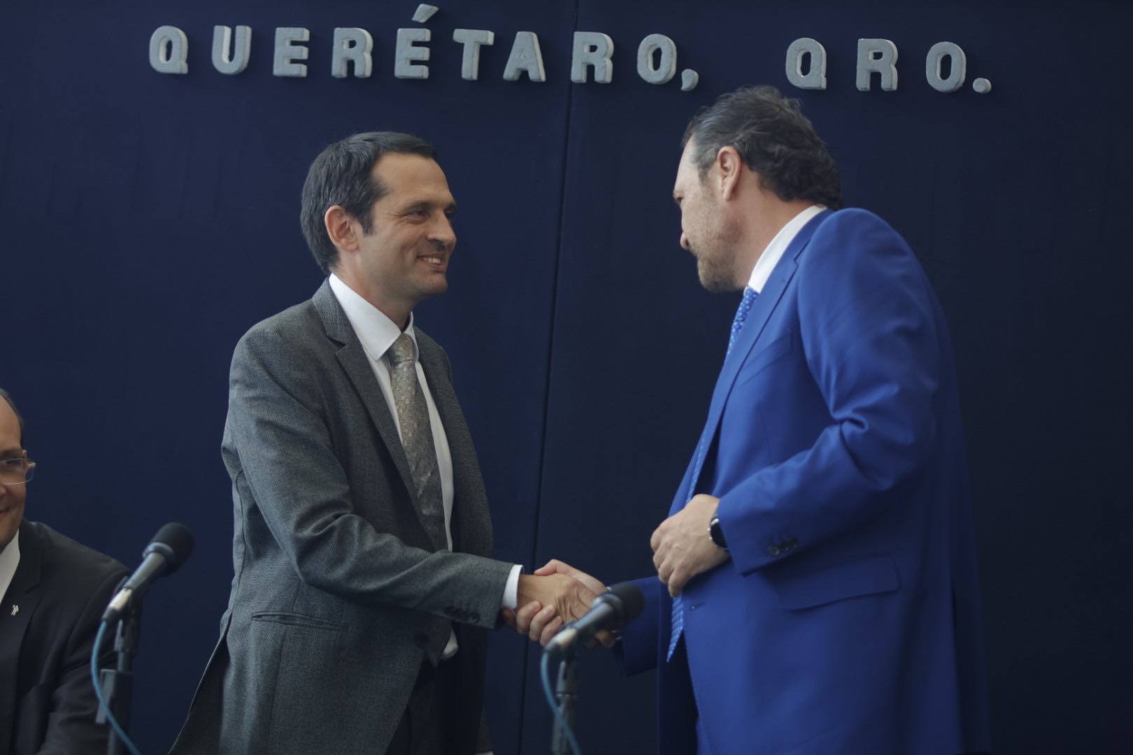 Matthieu Aubron, presidente y director ejecutivo de Michelin México y América Central; y Mauricio Kuri, gobernador de Querétaro