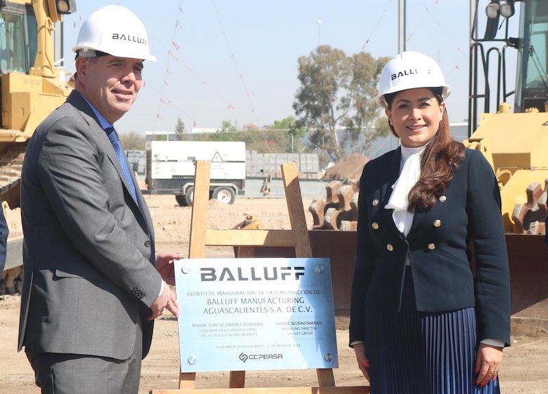 Frank Nonnenmann, director general de Grupo Balluff, y Teresa Jiménez, gobernadora del estado de Aguascalientes