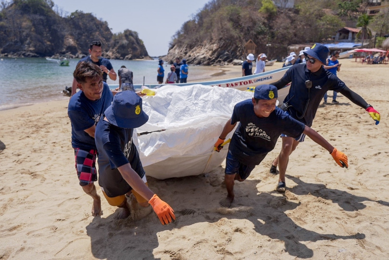 Corona logra recolectar 1,730 kg de plástico en la tercera edición del Campeonato de Pesca de Plástico en Oaxaca
