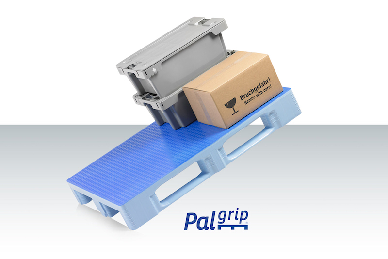 La cubierta superior totalmente antideslizante de las tarimas de plástico TC Palgrip garantiza la máxima seguridad de la carga incluso en posiciones inclinadas. Foto: Grupo Craemer