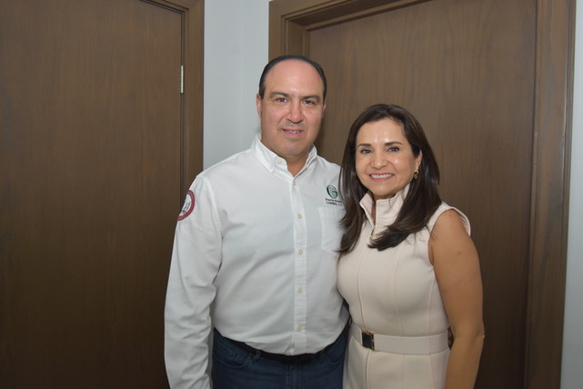 Carlos García González, director general, y su esposa Ivett Bermea Vázquez, agente aduanal