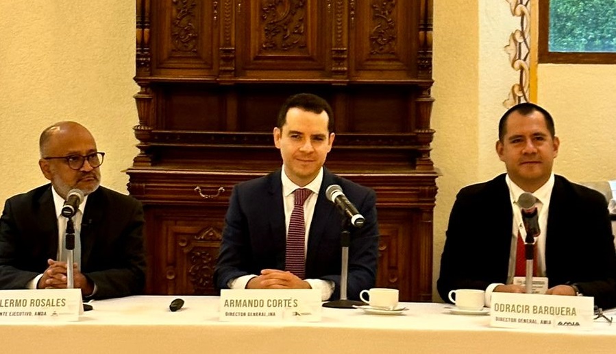 Guillermo Rosales, presidente ejecutivo de la AMDA; Armando Cortés, director general de la INA; y Odracir Barquera, director general de la AMIA