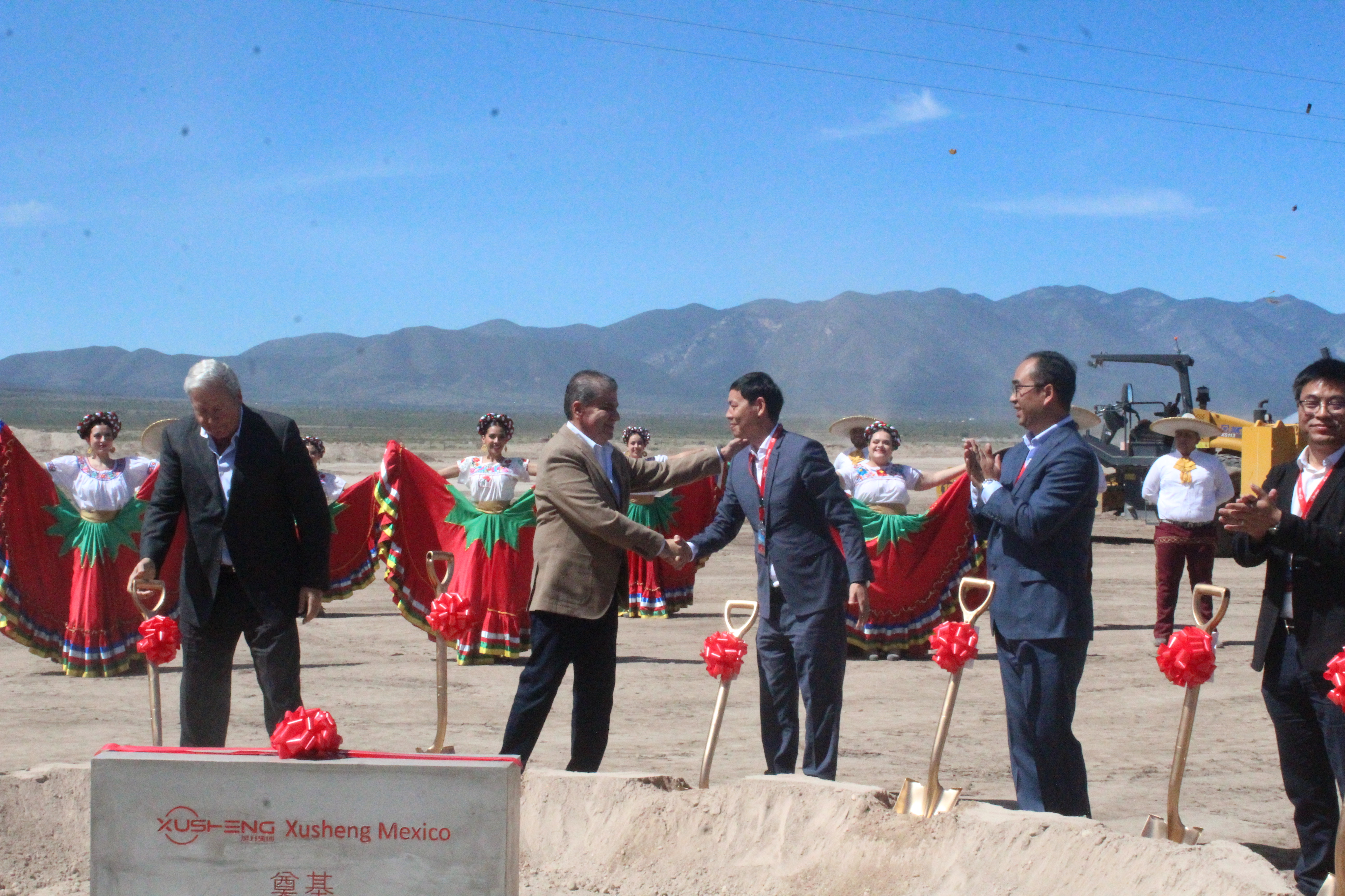 Miguel Ángel Riquelme, gobernador de Coahuila, acompañó a los directivos de Xusheng en la simbólica colocación de primera piedra