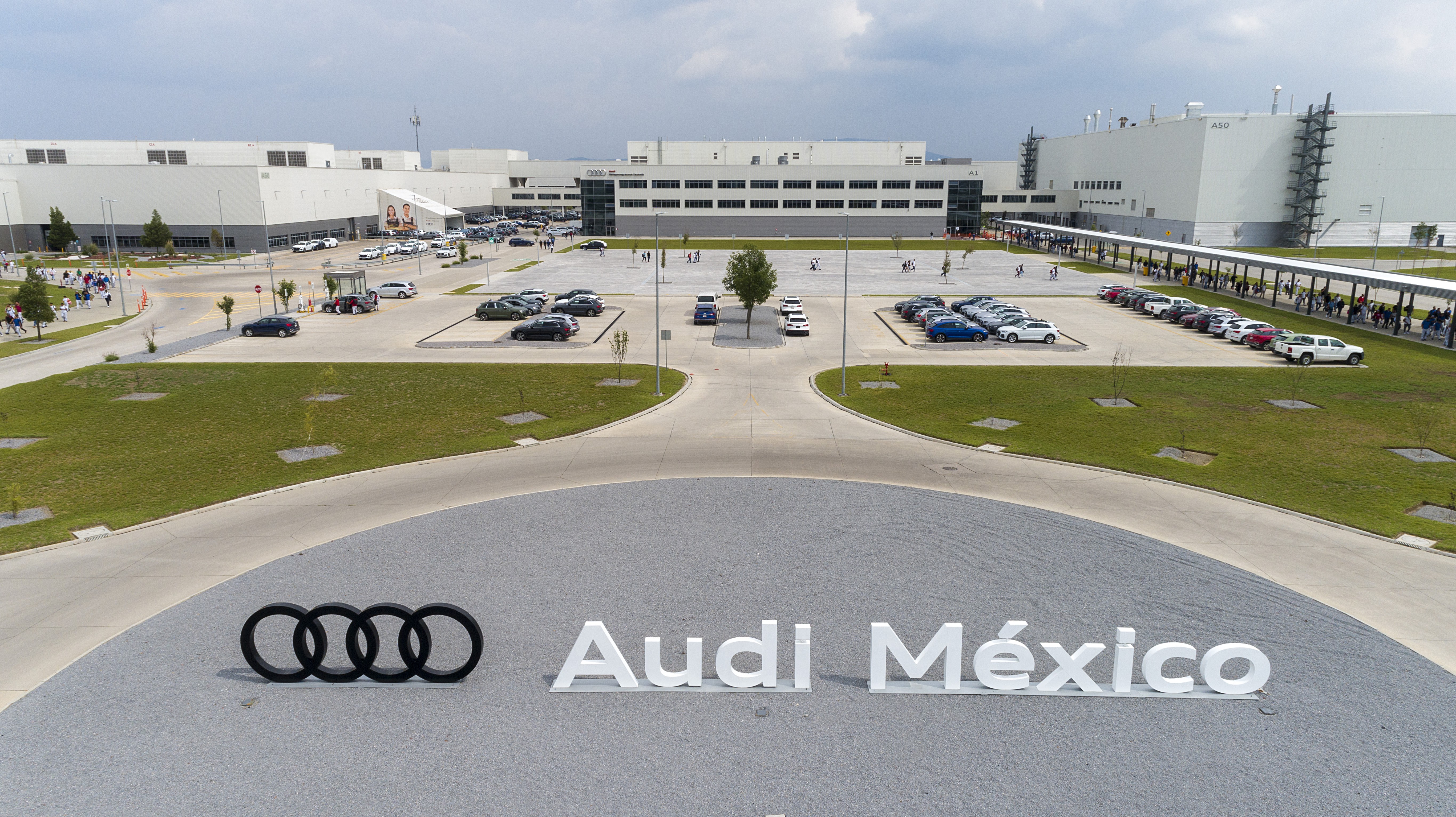 La planta de Audi México en San José Chiapa, Puebla, ha generado más de 5,000 empleos directos, contribuyendo a la creación de una cadena de valor que alcanza los 20 mil empleos indirectos.
