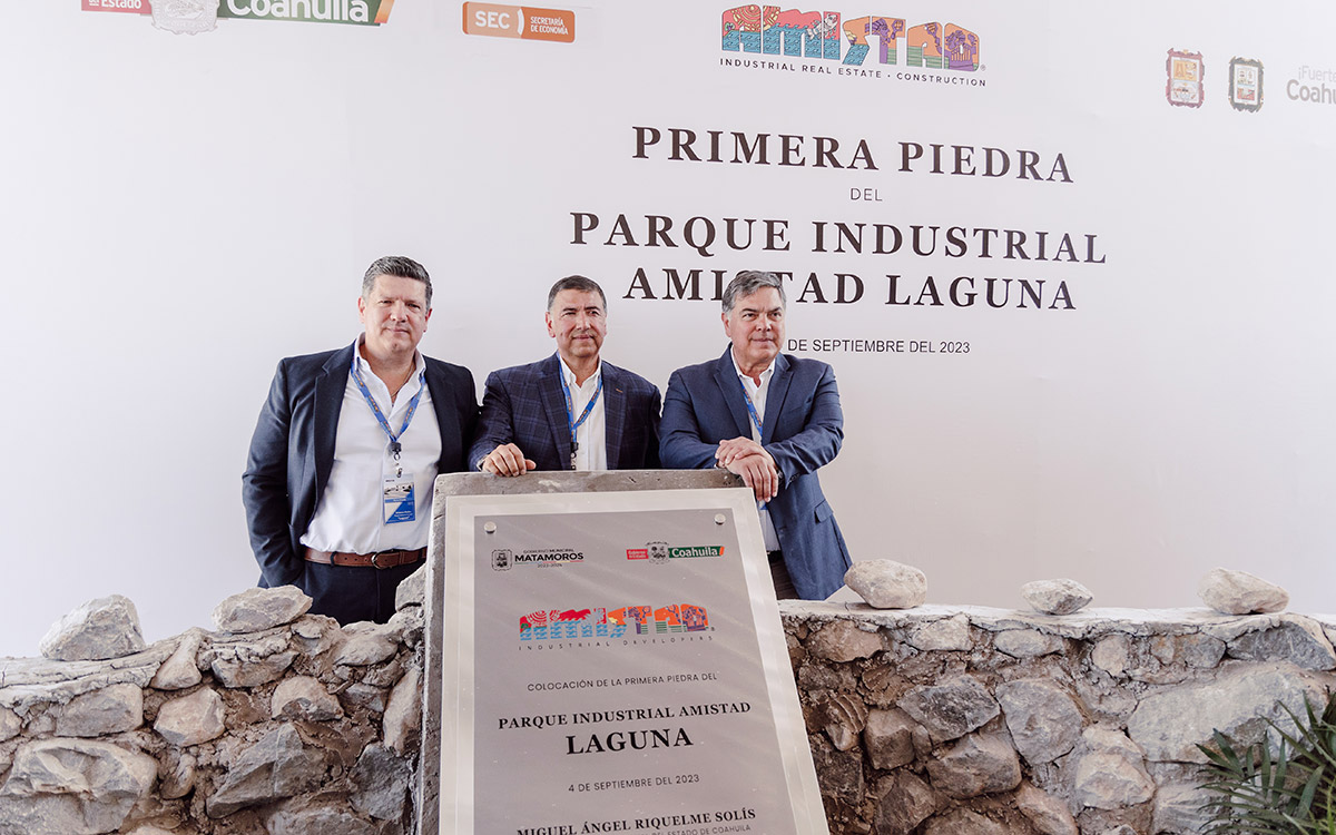 Marco Ramón, Claudio Ramón y Jesús María Ramón en el evento de la primera piedra del Parque Industrial Amistad Laguna