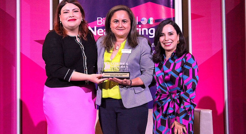 Gloria Gracia, directora general The Shopping in Texas, recibió el reconocimiento de Ingrid Ulloa y Astrid Salazar por el patrocinio de honor, junto con Mexico Industry, en la edición 2023 de Mujeres Líderes Binacionales