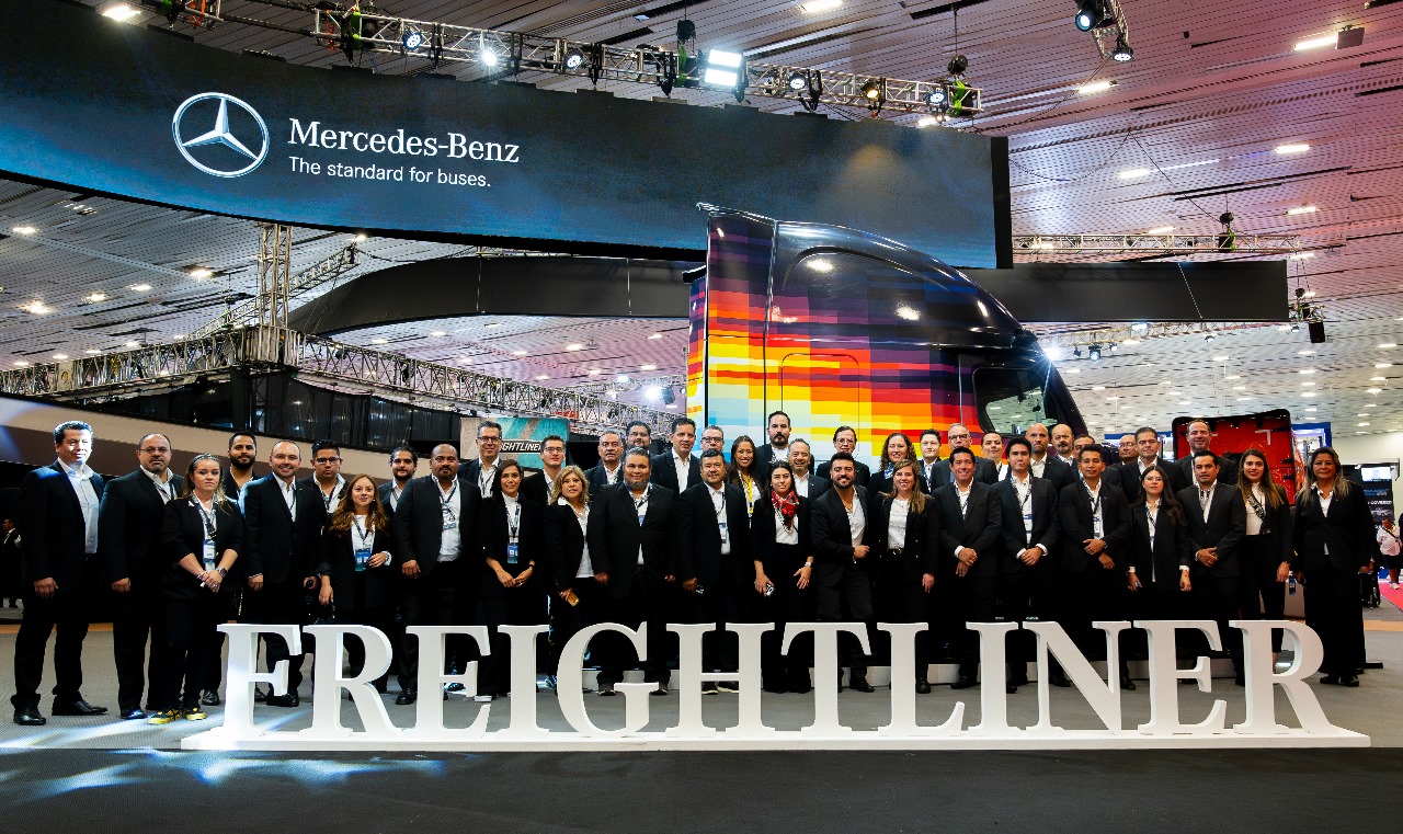Equipo Daimler Truck México durante su participación en Expo Transporte 2023.