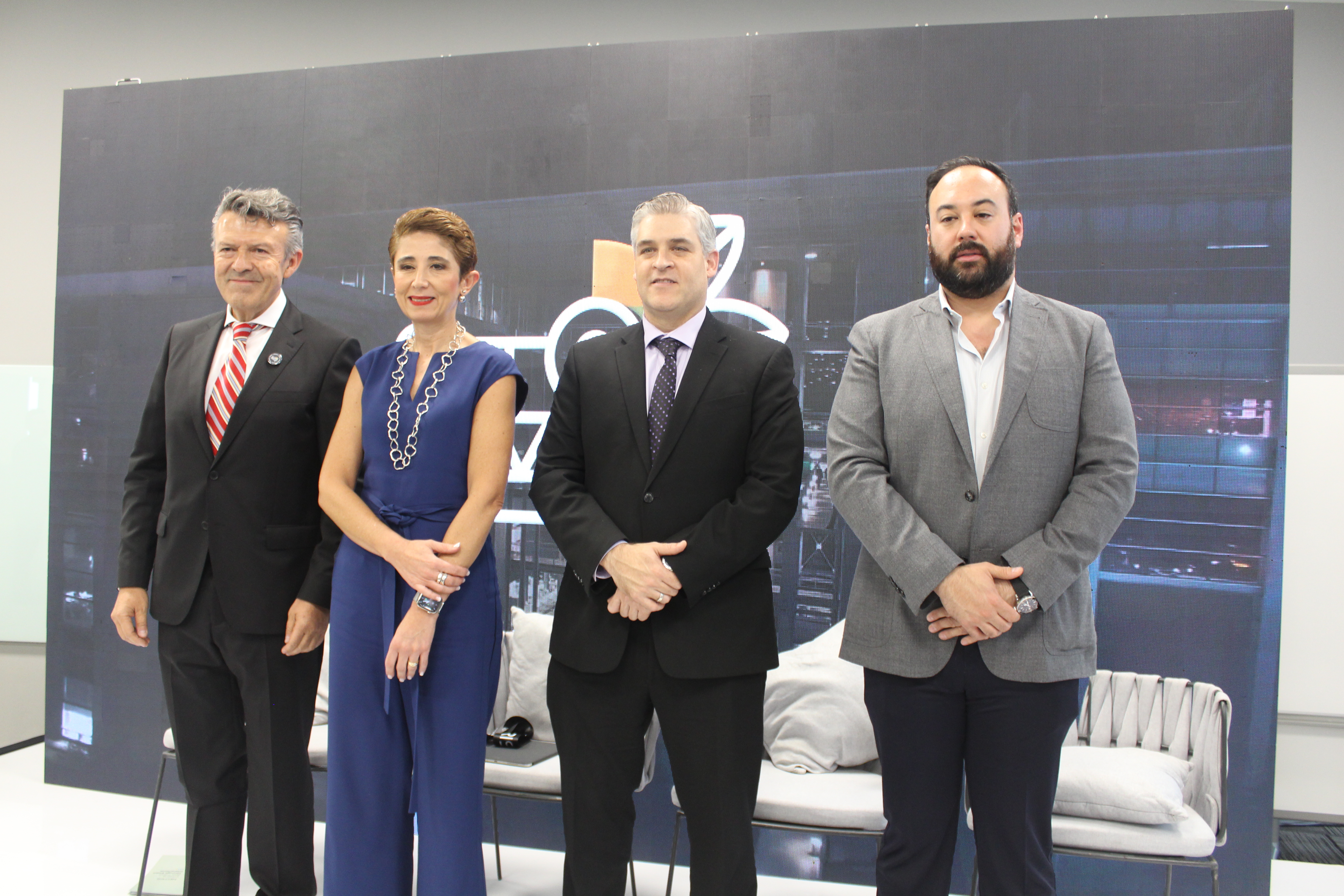 El secretario de Economía de Nuevo León, Iván Rivas (centro) y el subsecretario de Inversión, Emmanuel Loo, asistieron a la inauguración de AppHaus.
