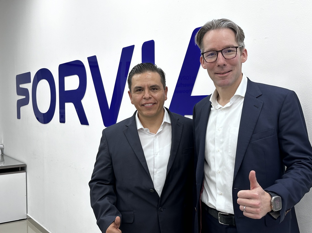 Benjamín Thoma (derecha) y Erzail Vega (izquierda) compartieron con Mexico Industry los planes de FORVIA en el país.