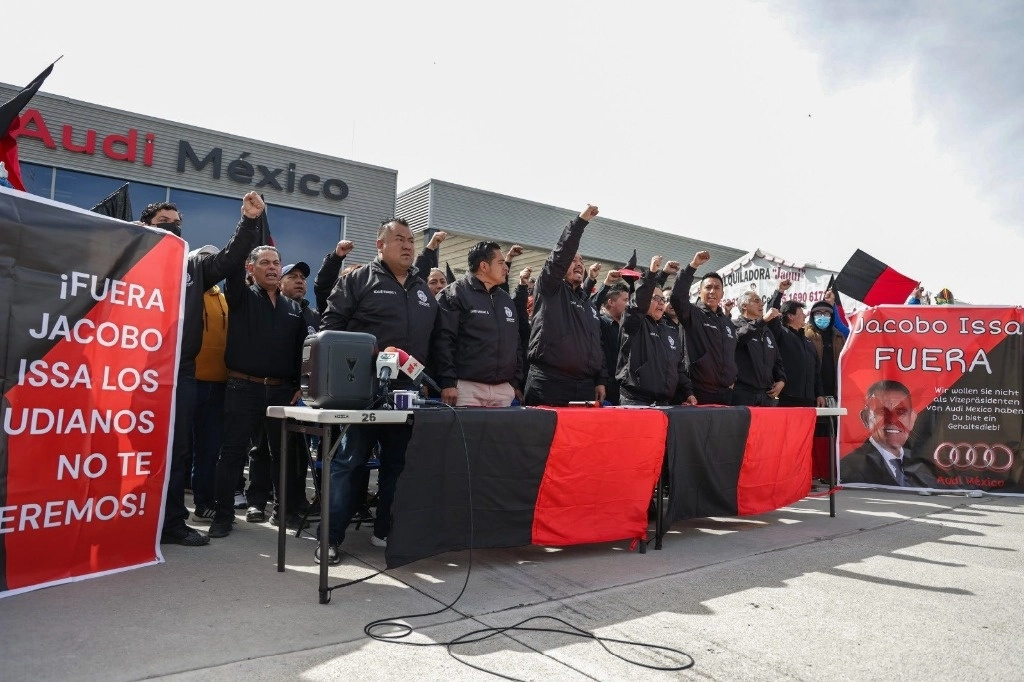 Sindicato de Audi de México rechaza incremento del 7% al salario propuesto por la armadora; continúa huelga