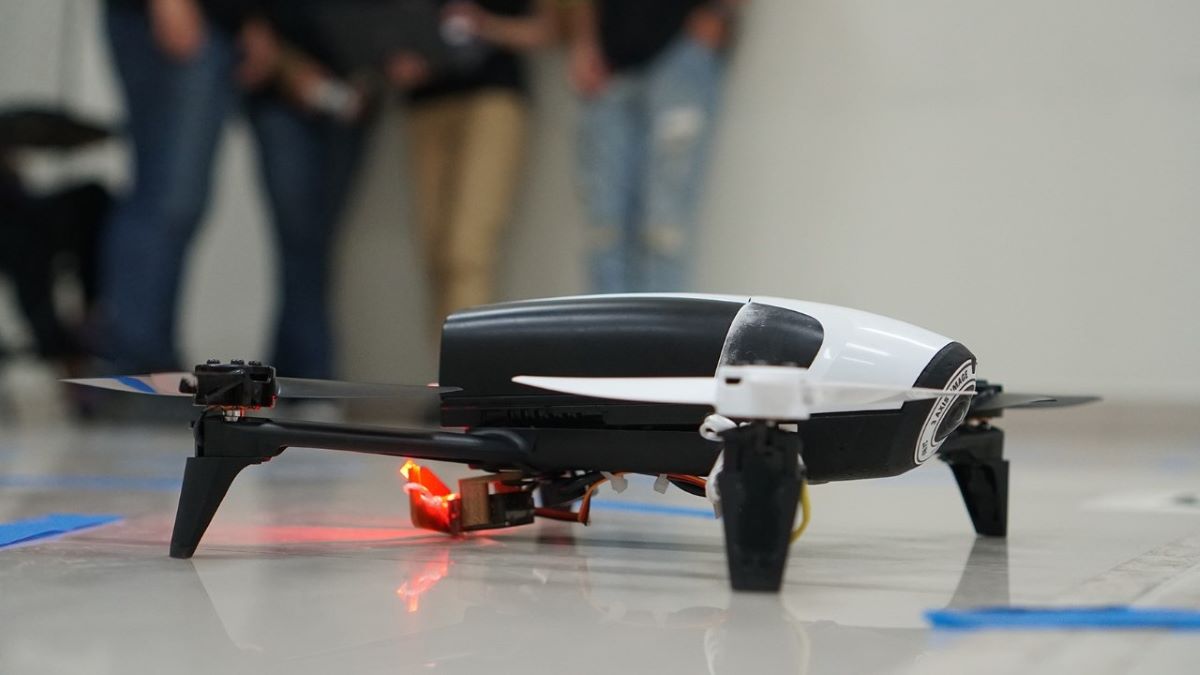 Estudiantes de la Universidad Aeronáutica ganan torneo de robótica