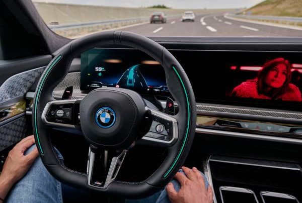 BMW, primera empresa automotriz en combinar sistemas de asistencia para conducción automatizada