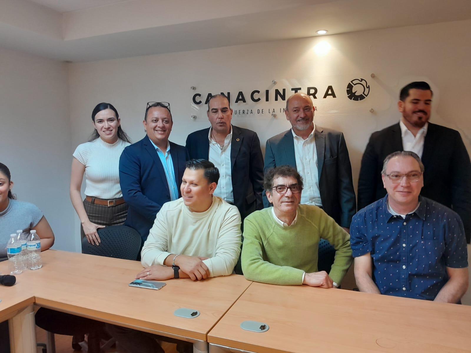 Grecia Zertuche, Directora de CODEM; Diego del Ángel, CEO de Empresa Maquiladora; Enrique Salinas, Secretario de Desarrollo Económico de Matamoros, Alan García, Director de Industria de Matamoros y Representantes de la empresa Canadiense