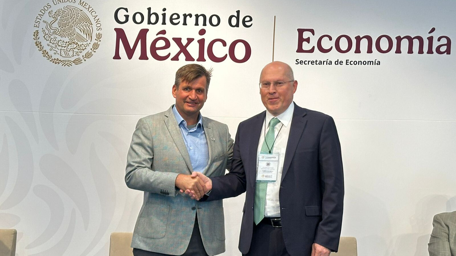 Alexander Firsching, presidente de Bosch México y nuevo presidente del Comité de Manufactura, y Ramiro Escobedo, presidente saliente y director general de JSP.