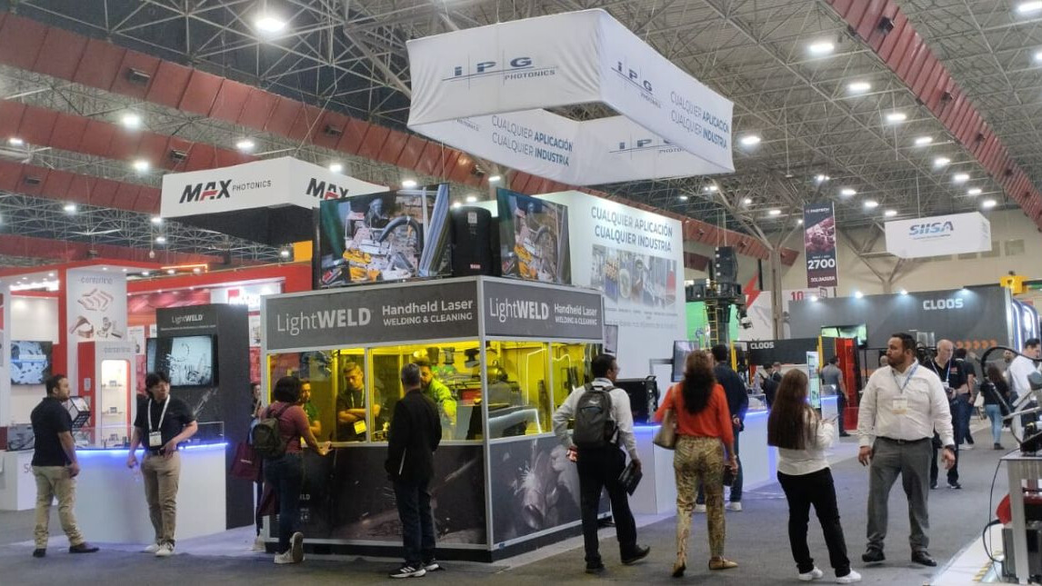 Visitantes interactuaron con la tecnología de soldadura láser LightWELD en el stand de IPG Photonics.
