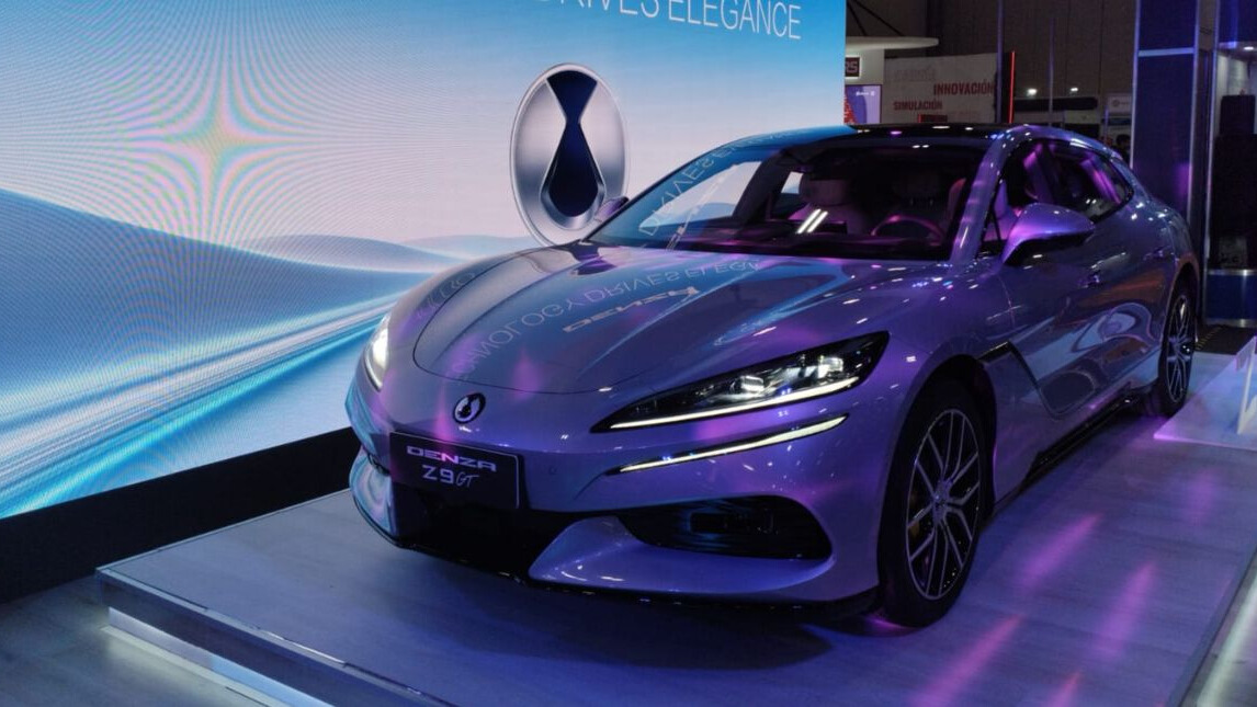 El Z9GT, modelo insignia de DENZA, combina lujo, tecnología y alto rendimiento, con tres motores eléctricos y autonomía de hasta 576 km.