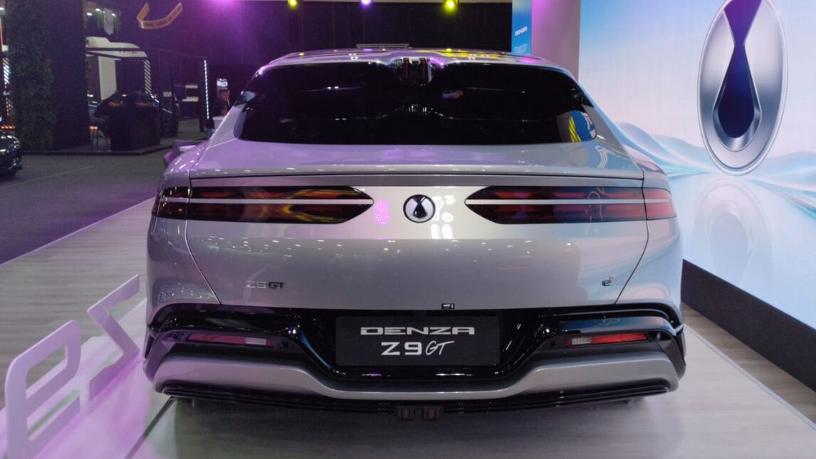 El DENZA Z9GT resalta por su diseño deportivo y su sofisticada tecnológica, emblema del lujo eléctrico chino.