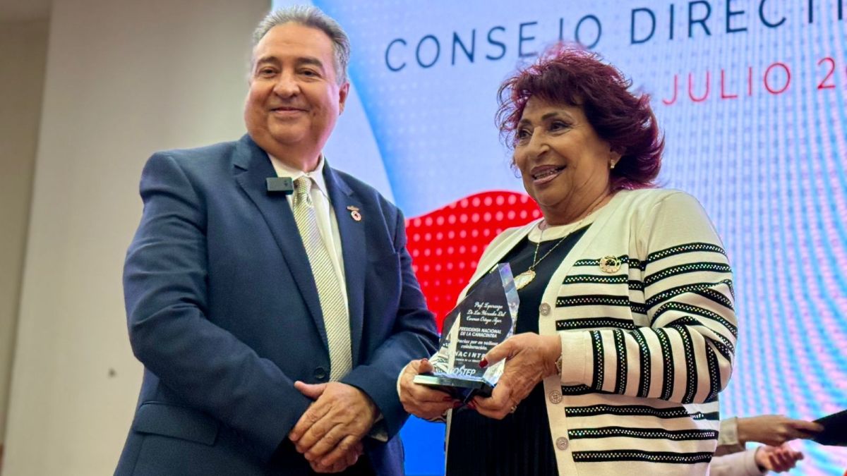 En la firma, Adam Gonzalez entregó un reconocimiento por parte de COSTEP a Esperanza Ortega por hacer posible el convenio binacional.