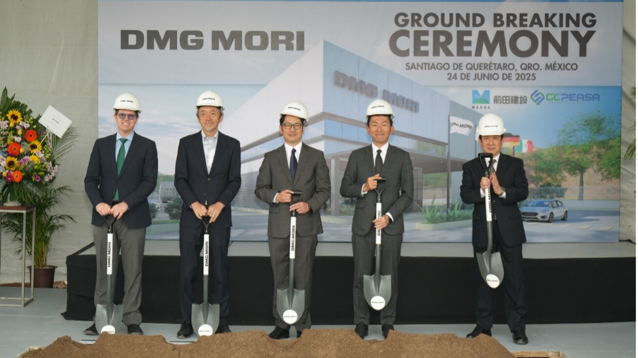 Autoridades y directivos durante la colocación de la primera piedra del nuevo edificio de DMG MORI en Querétaro.