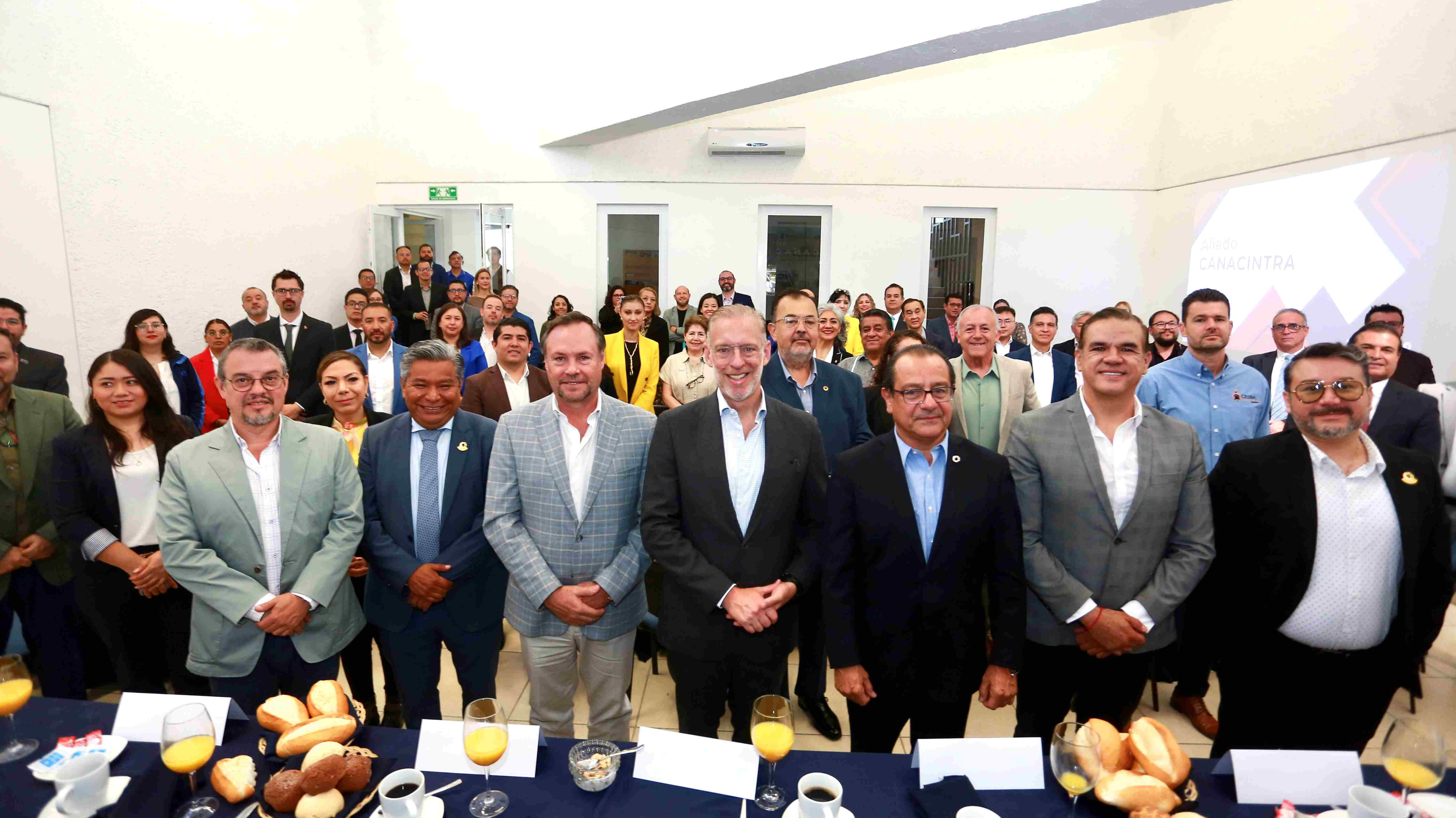 Reunión entre SEDESU y CANACINTRA para fortalecer la colaboración institucional.