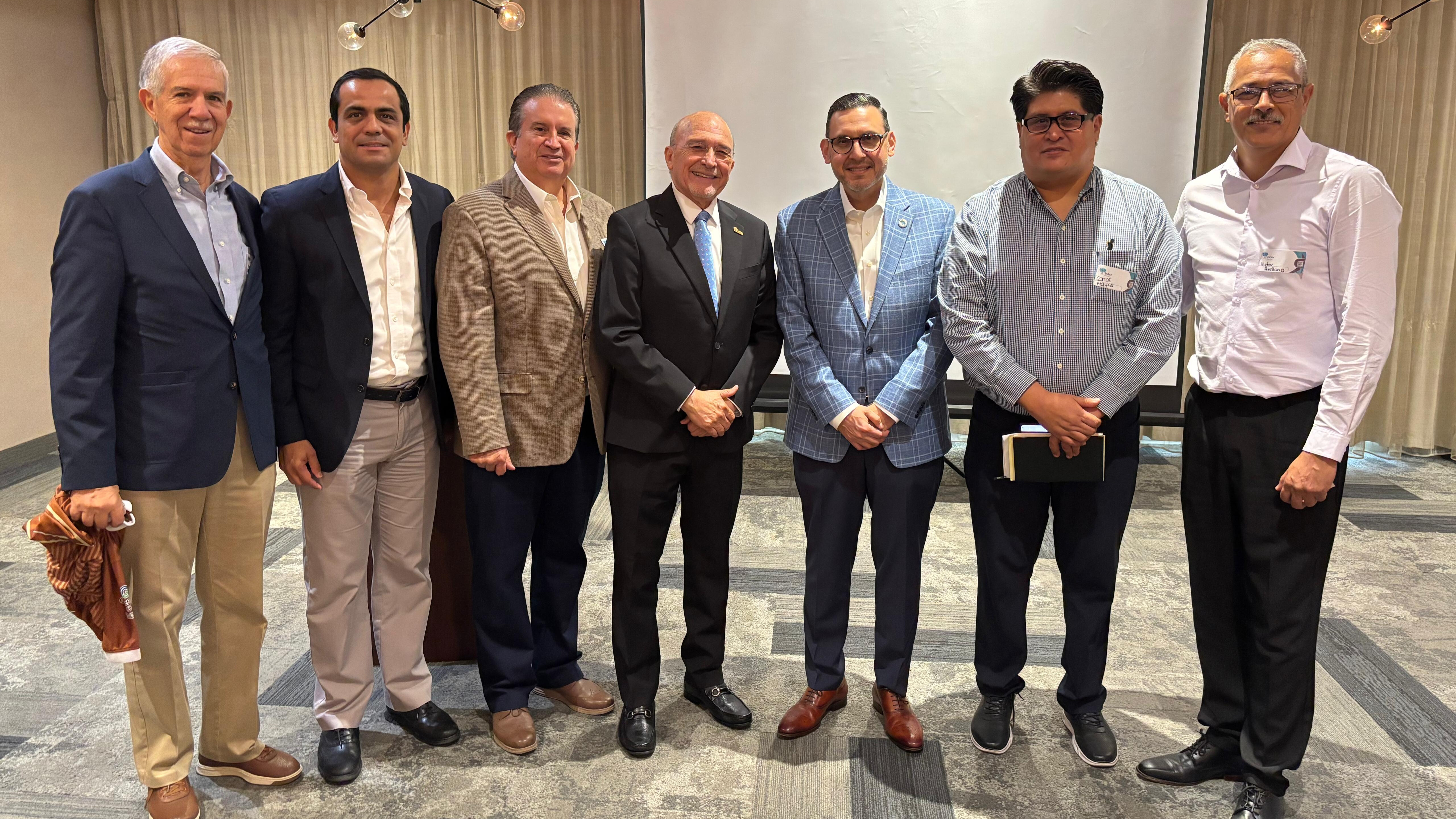 De Izquierda a derecha: Enrique Castro, Comité de Responsabilidad Social de INDEX, Rafael Ángel Ortiz, Representante de MEDC en México; Alfredo Guajardo, Presidente de INDEX Reynosa; Humberto Martínez, Presidente de INDEX Nacional; Ralph García, Jefe de Operaciones del MEDC; Carlos Maltos, Dir. De Operaciones de ALPS Alpine y ALCOM; Víctor Arellano, Gerente de Finanzas de ALCOM.