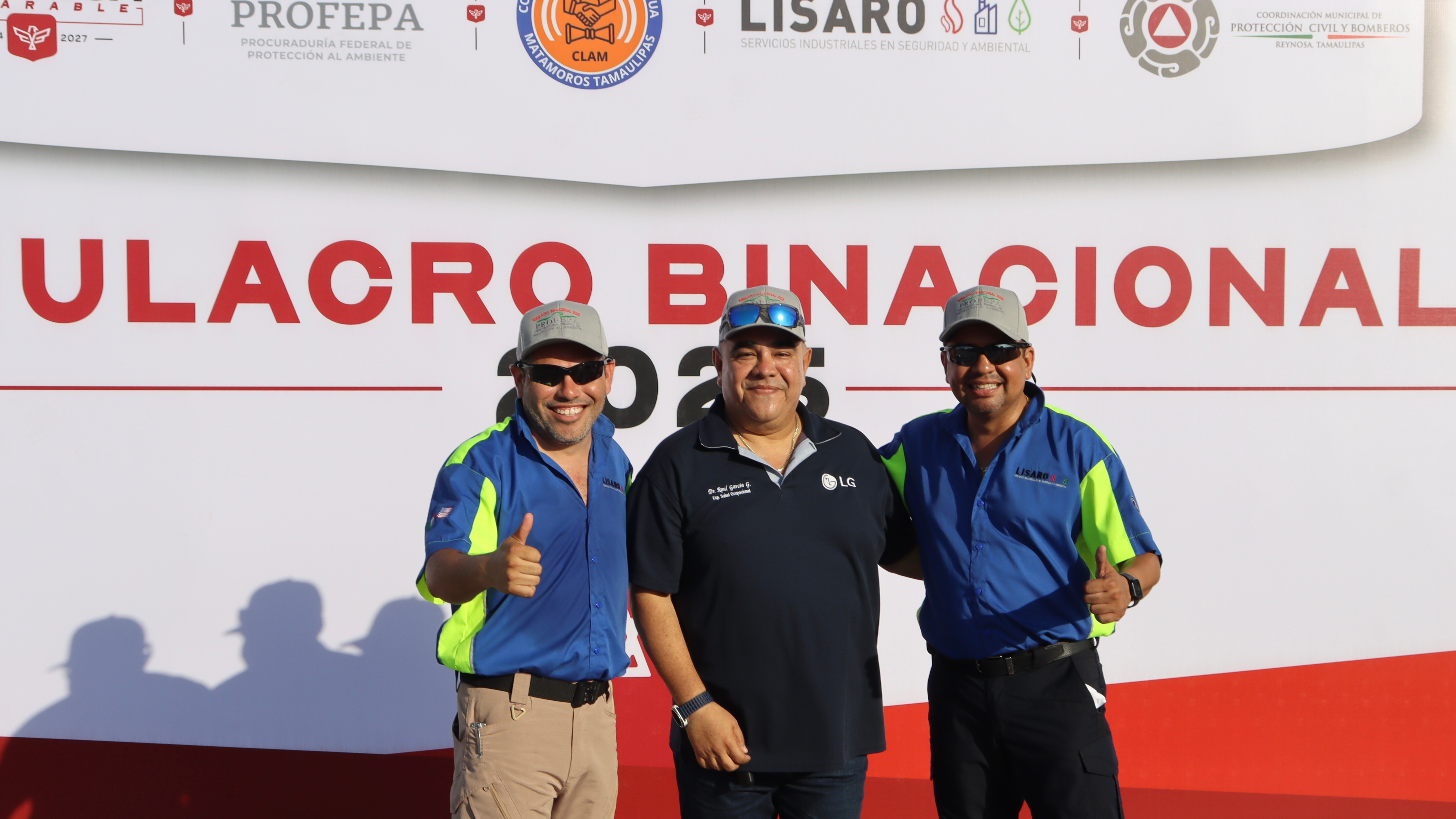 De izquierda a derecha: Jorge Figueroa, De LISARO, Servicios Industriales; Raúl García, Presidente del Comité de Seguridad, Salud y Medio Ambiente de INDEX Reynosa; Lindoro Sánchez Presidente del Comité Local de Ayuda Mutua.