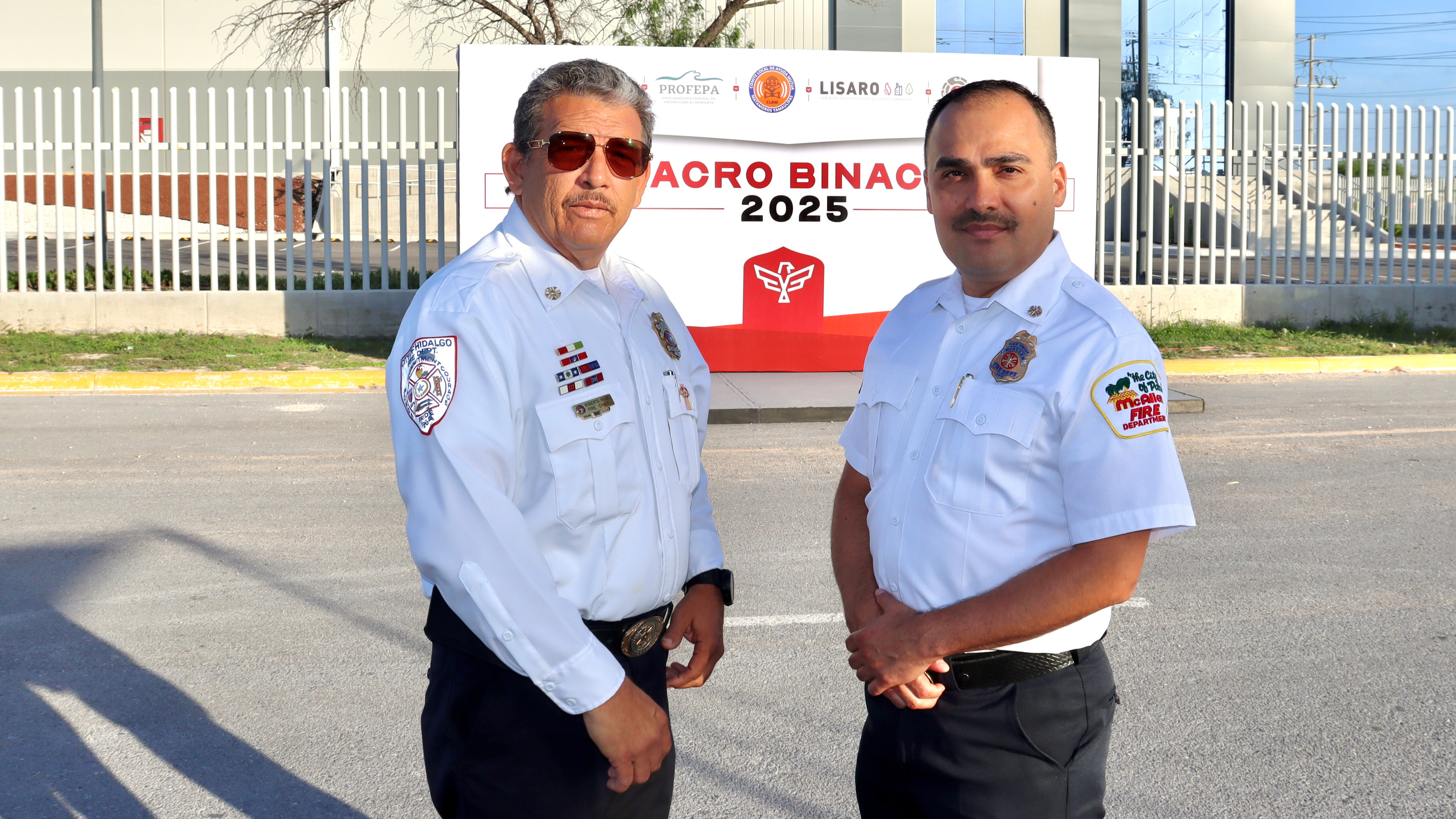 Roberto Rojas, Comandante del Departamento de Bomberos de Hidalgo; Juan Ángel Gloria, Comandante del Departamento de McAllen.