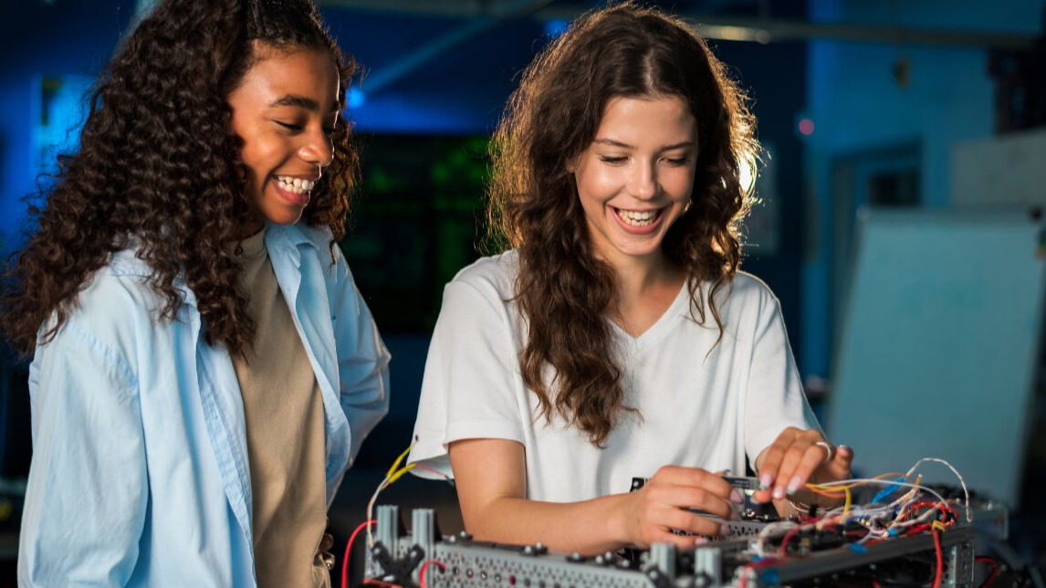 Empresas y cámaras industriales trabajan para atraer más talento femenino en ingeniería.
