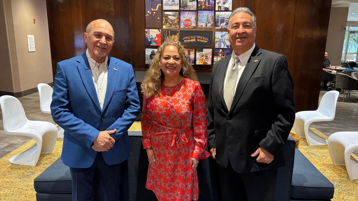 Humberto Martínez, presidente de INDEX Nacional; Elisa Crespo, presidenta ejecutiva del Cluster Automotriz Metropolitano, Adam González, CEO de COSTEP.