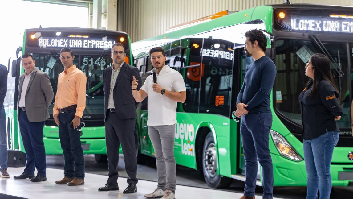 El gobernador Samuel García supervisa la producción de autobuses Volvo-Marcopolo en Nuevo León.