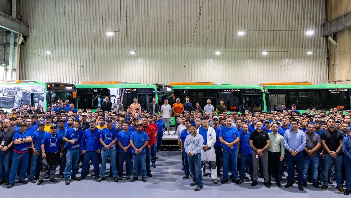 Autoridades y directivos de Marcopolo México durante el recorrido en la planta de ensamble.