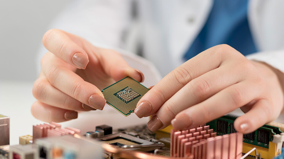 Los semiconductores son materiales que tienen la capacidad de controlar el flujo de energía eléctrica, permitiendo o bloqueando su paso según sea necesario.