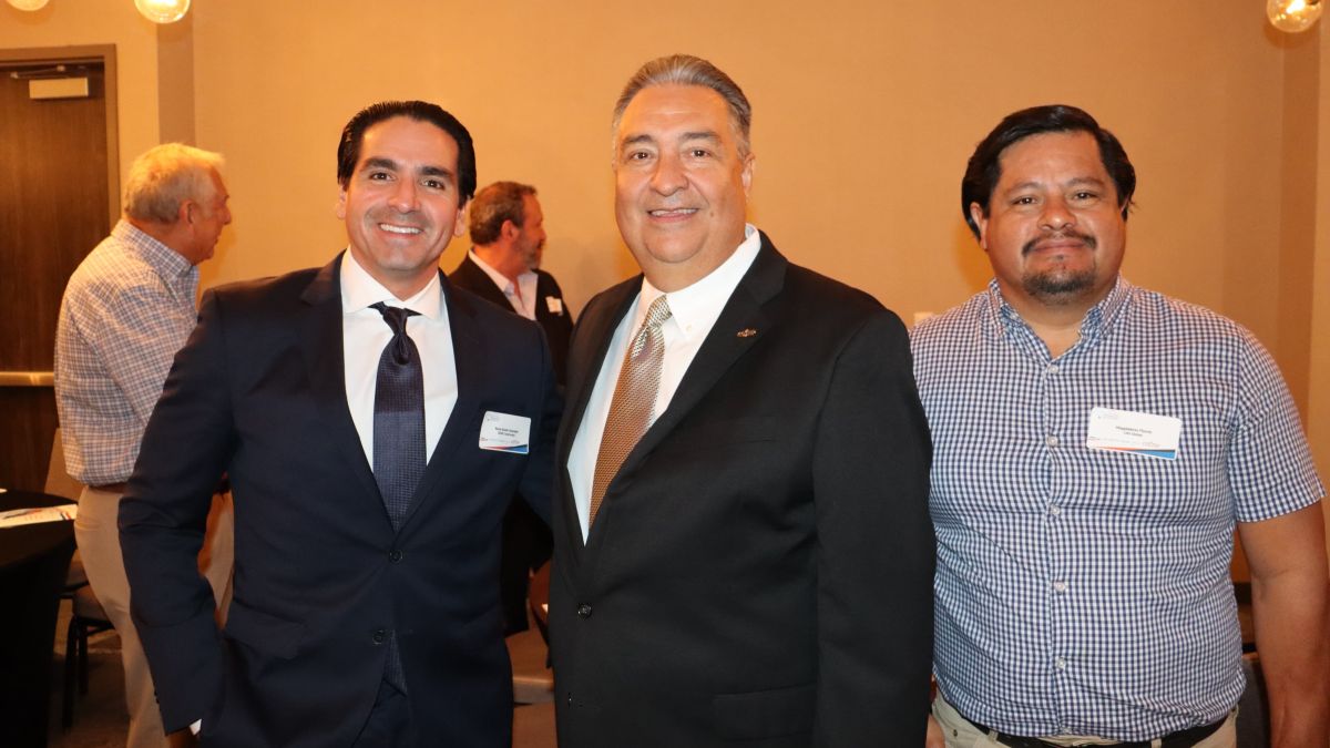 René Xavier González, desarrollo de Nuevos Negocios y Marketing en SIDEE Construction, Adam González, CEO de COSTEP, Magdaleno Flores, CAS Global.