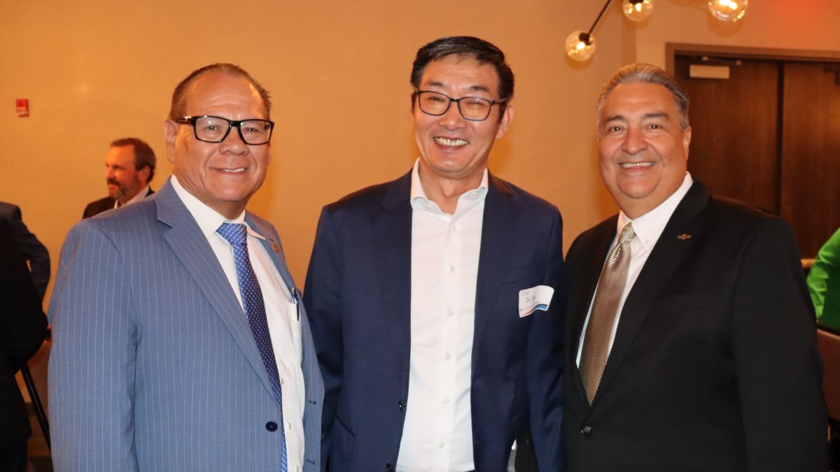 Victor Perez, CEO de Pharr EDC, James Lee, director del Instituto de Manufactura Avanzada de UTRGV y Adam Gonzalez, CEO de COSTEP.