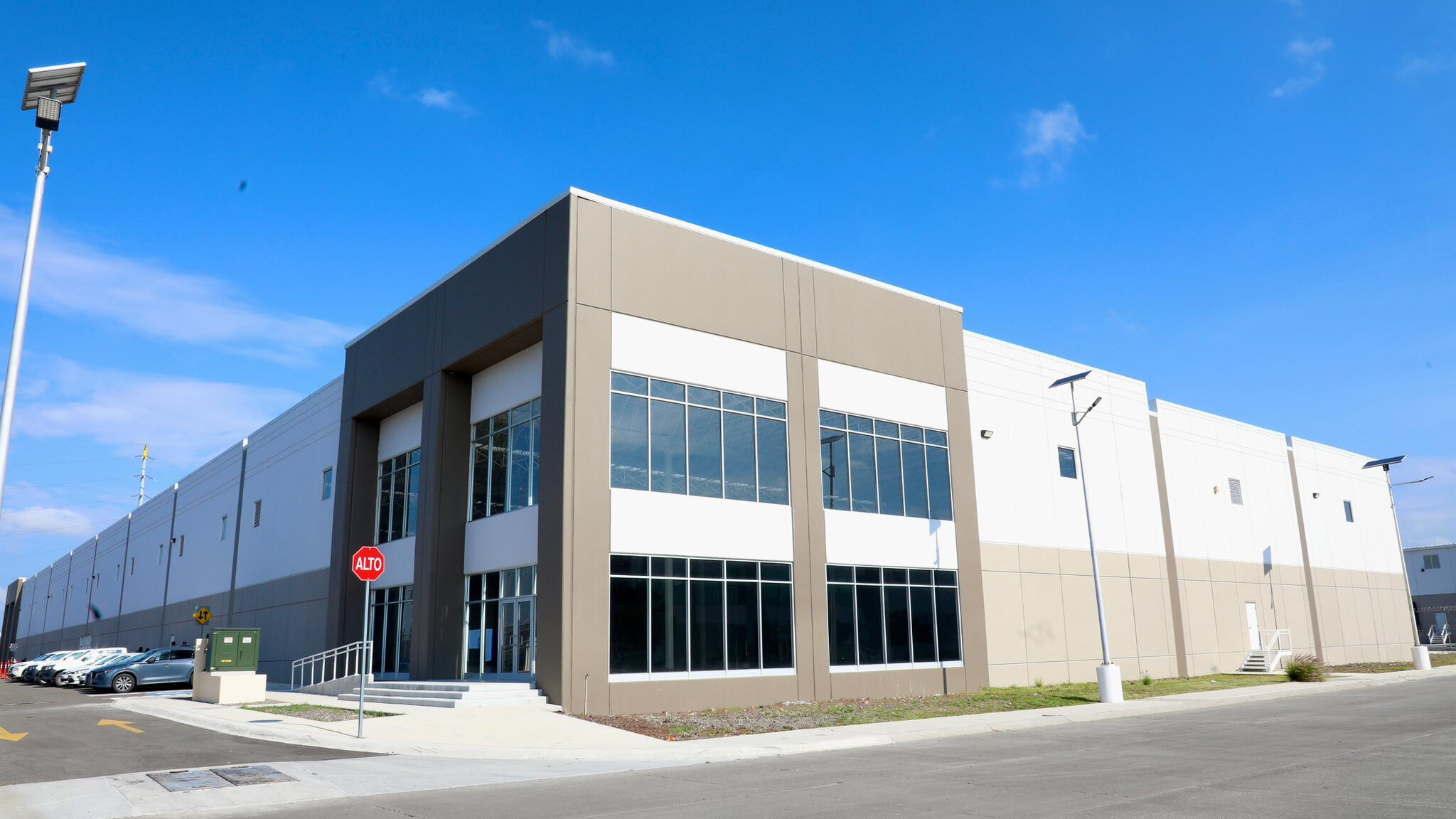 La colocación de la primera piedra de la Nave 10 refuerza la expansión del Bajío Industrial Park.