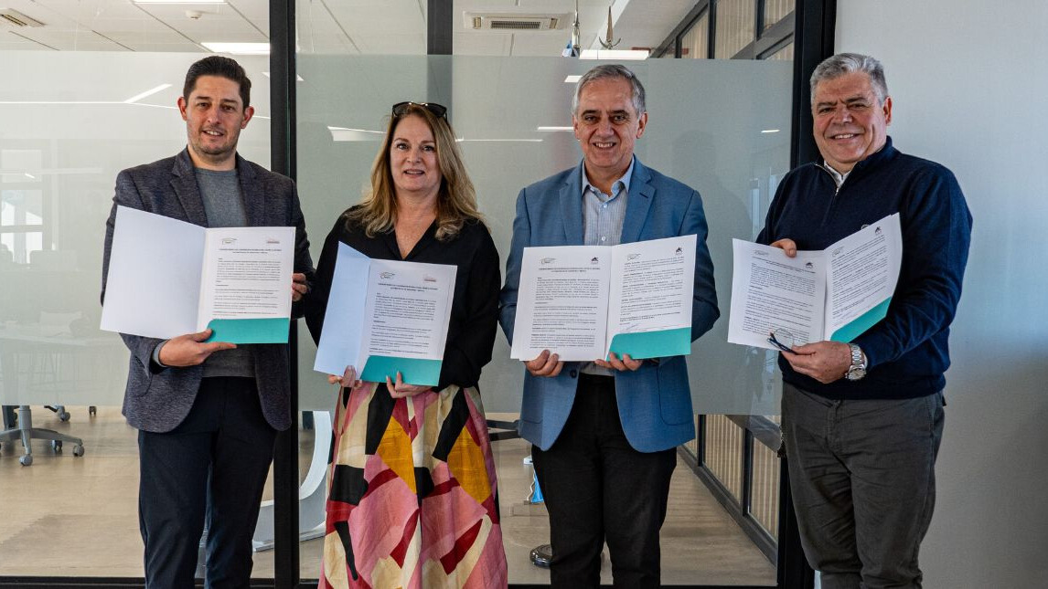 Firma del acuerdo de colaboración entre el Clúster Automotriz de Córdoba (CLAUTO) y sus contrapartes mexicanas, impulsando la competitividad del sector automotriz.