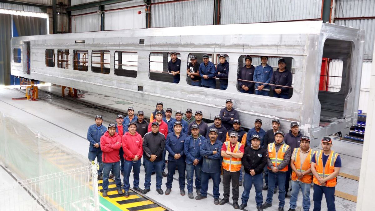 Sus trenes son fabricados en México por talento mexicano, lo que incluye a ingenieros, soldadores, pintores y operarios formados en el país.