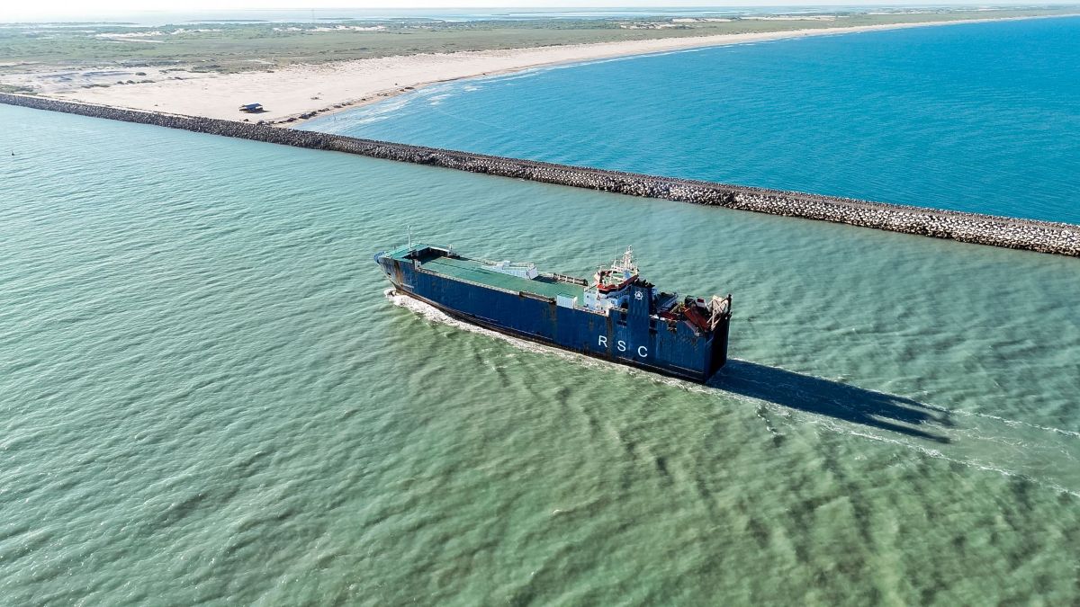 Canal de navegación de 3,800 metros y un muelle de 138 metros.