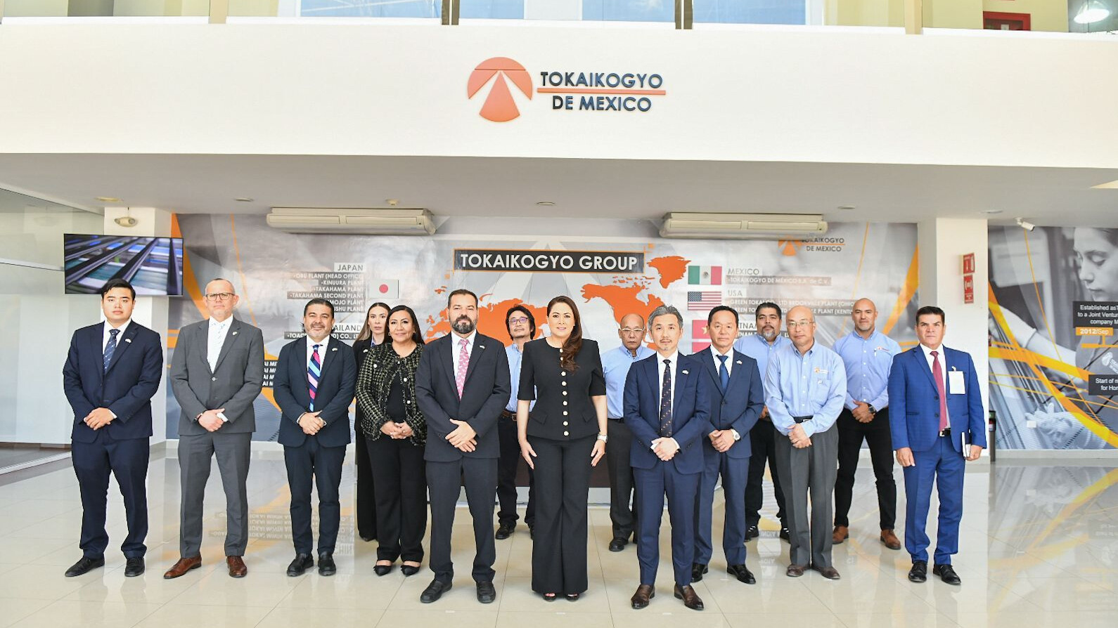 Autoridades estatales y directivos de Tokaikogyo México durante la develación de la placa de la nueva línea de producción en Aguascalientes.