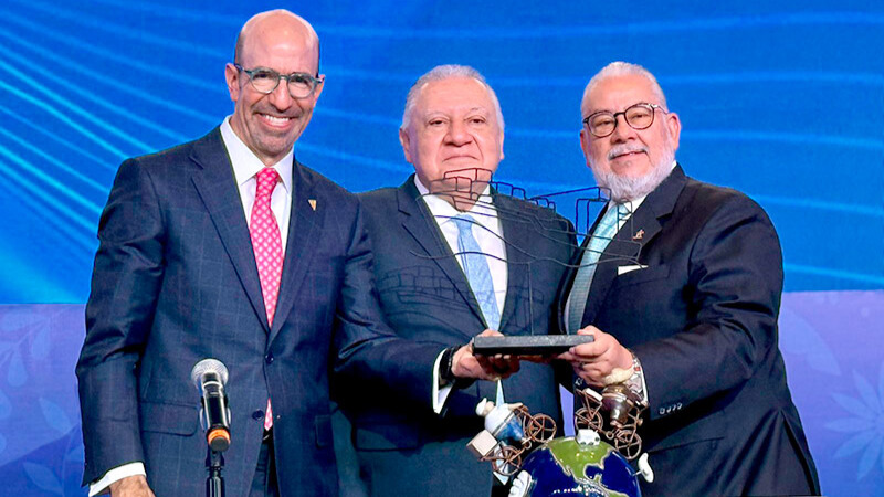 Miguel Cos, presidente saliente de CAAAREM; Rafael Marín, titular de ANAM y Alejandro Mondragón, presidente de la Concamin.