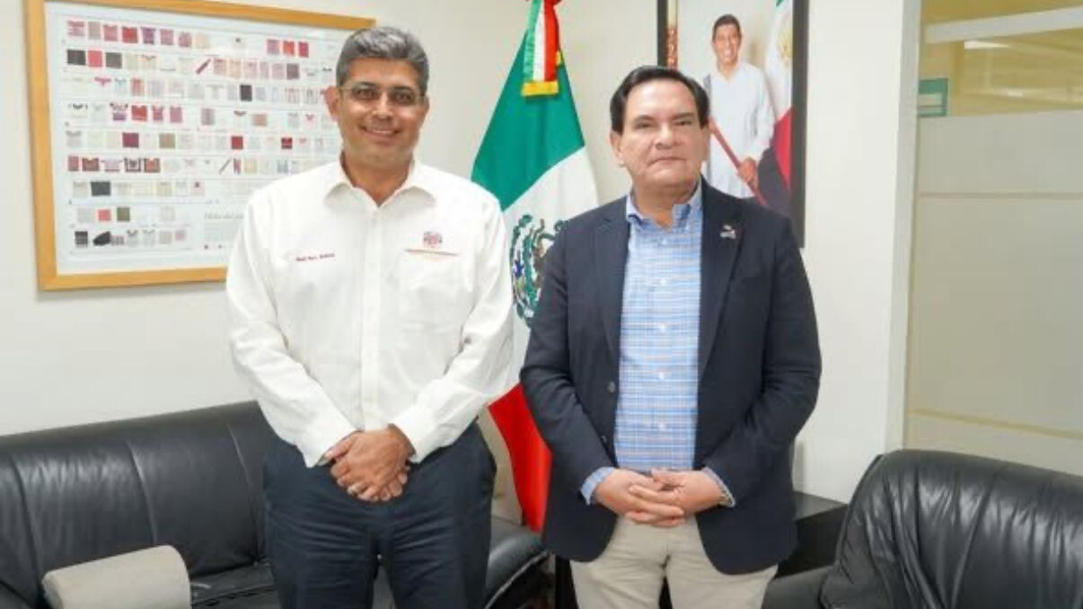 Raúl Ruiz Robles, secretario de Desarrollo Económico de Oaxaca y Antar Mendoza, presidente de COMCE Sur.