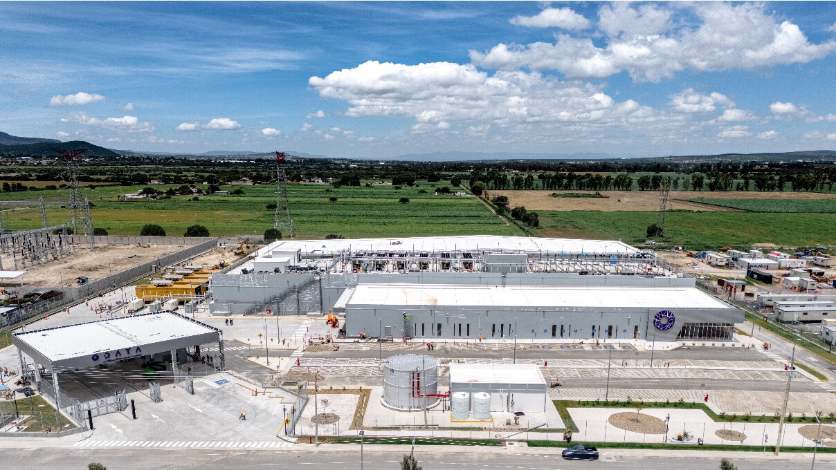 El QR04 fue diseñado para una capacidad total de TI de 24 MW, con la primera fase de 12 MW ya operativa, entre las innovaciones técnicas se encuentra la solución de enfriamiento por aire Delta Cube.